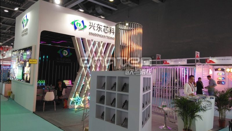 餐饮广告设计要突出产品特色，让消费者一眼就能看出你的优势。可以通过以下方式实现：